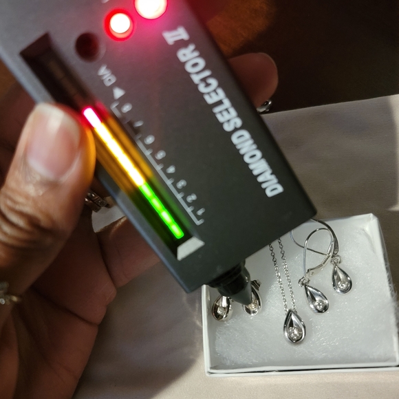 Diamond teardrop pendant and 2 sets of earrings - Picture 4 of 12